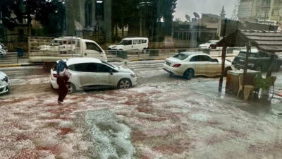 Hatay’ın Reyhanlı ilçesinde etkili olan dolu ve sağanak yağış hayatı