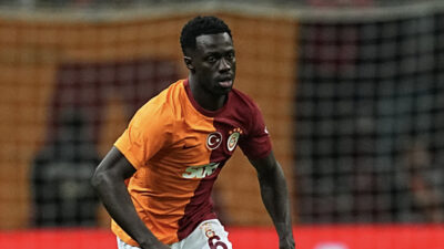 Galatasaray’ın Kolombiyalı futbolcusu Davinson Sanchez, Liverpool maçında gördüğü sarı kartla
