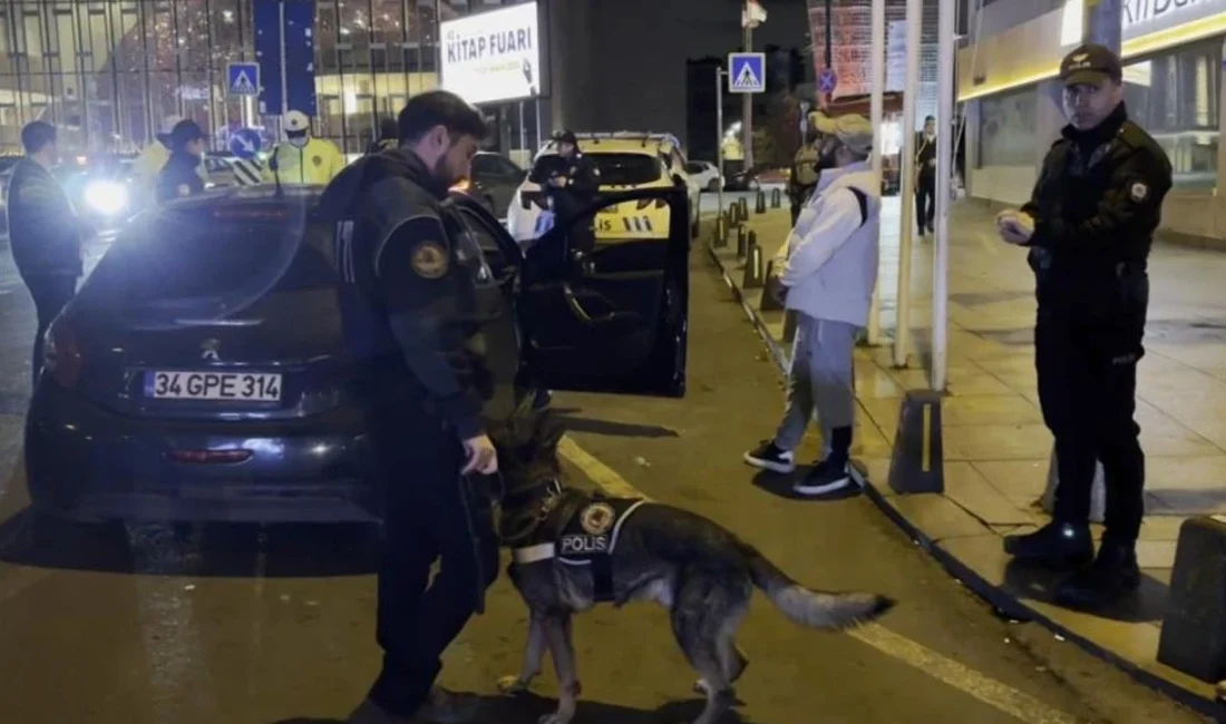 İstanbul’da polis ekipleri tarafından Taksim’de ‘Huzur İstanbul’ adlı asayiş uygulaması