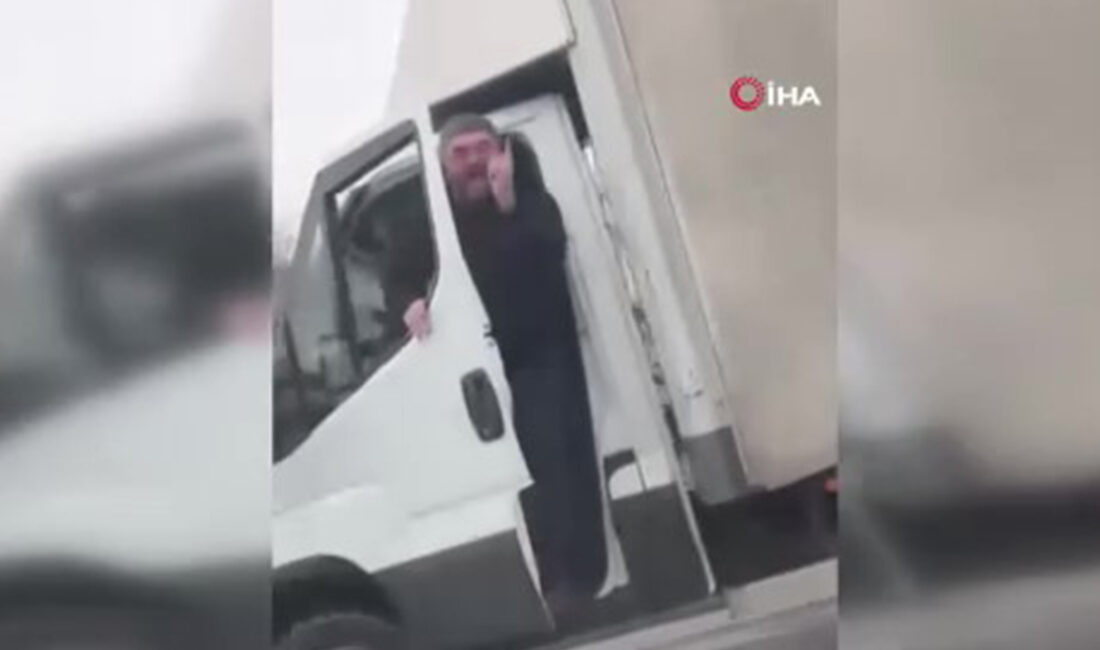  E5 Otoyolu Beylikdüzü’nde iki sürücü arasında çıkan yol verme tartışmasında