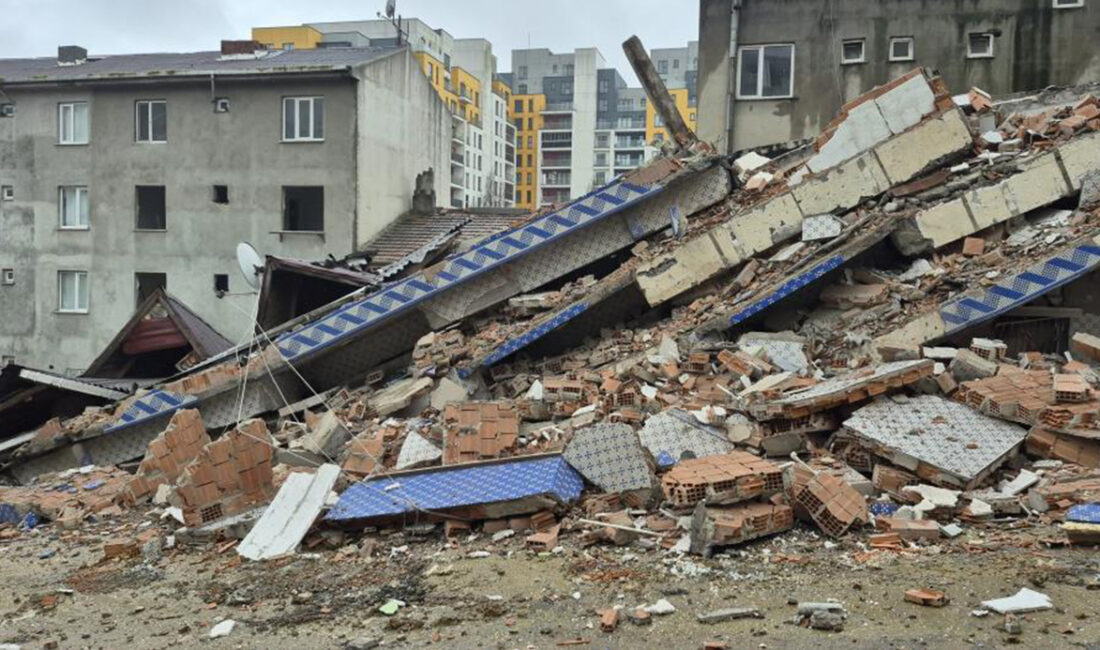  İstanbul Sultangazi’de İstanbul Büyükşehir Belediyesi’ne (İBB) bağlı yıkım ekibinin gerçekleştirdiği