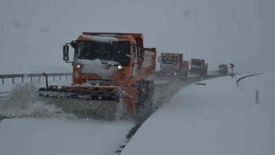 Van’da nisan ayında etkili olan yoğun kar yağışı kenti beyaza