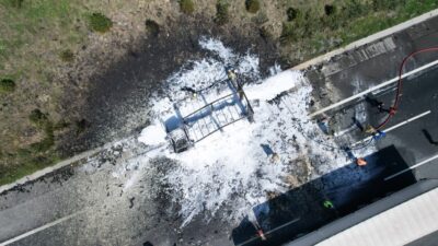 Kuzey Marmara Otoyolu’nda seyir halindeki köpük sprey yüklü kamyon, henüz