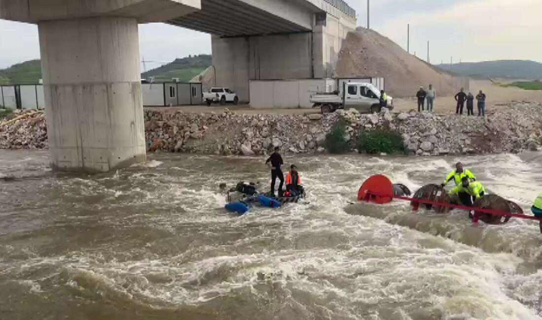Bursa’da dereyi traktörle geçmek isteyen 10 işçi, aracın devrilmesiyle mahsur