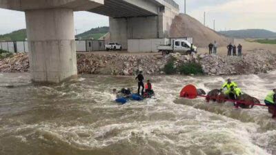 Bursa’da dereyi traktörle geçmek isteyen 10 işçi, aracın devrilmesiyle mahsur