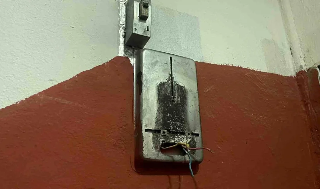 Karaman’da bir dairenin apartman girişinde bulunan elektrik sayacı kimliği belirsiz