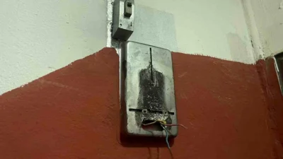 Karaman’da bir dairenin apartman girişinde bulunan elektrik sayacı kimliği belirsiz