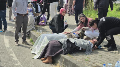  Bartın Üniversitesi önünde yolcu dolu halk otobüsünün bir otomobilin üzerine devrilmesi