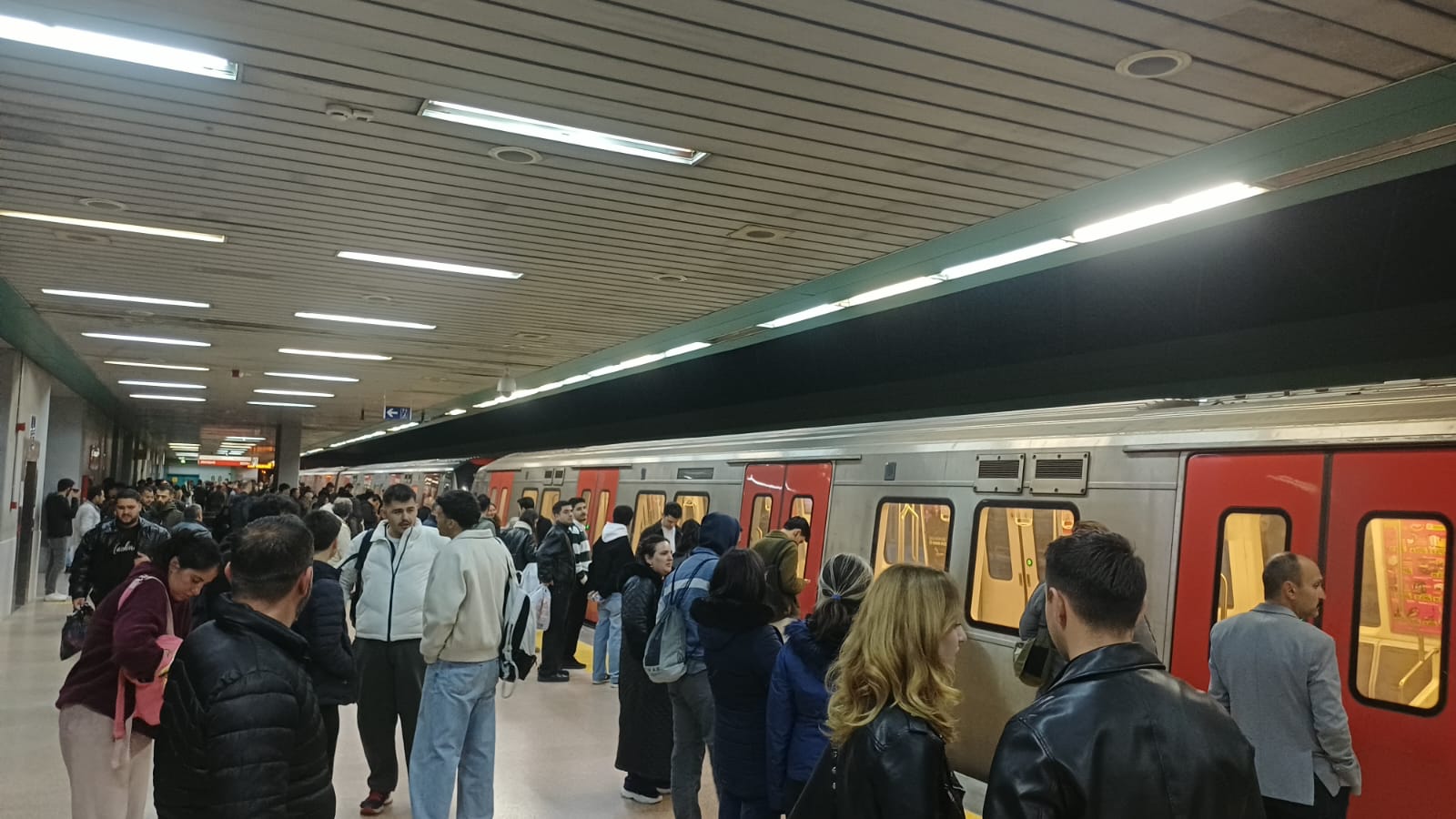 Başkent Ankara’da OSB Törekent-Kızılay metro hattında yaşanan arıza yolcuları tedirgin