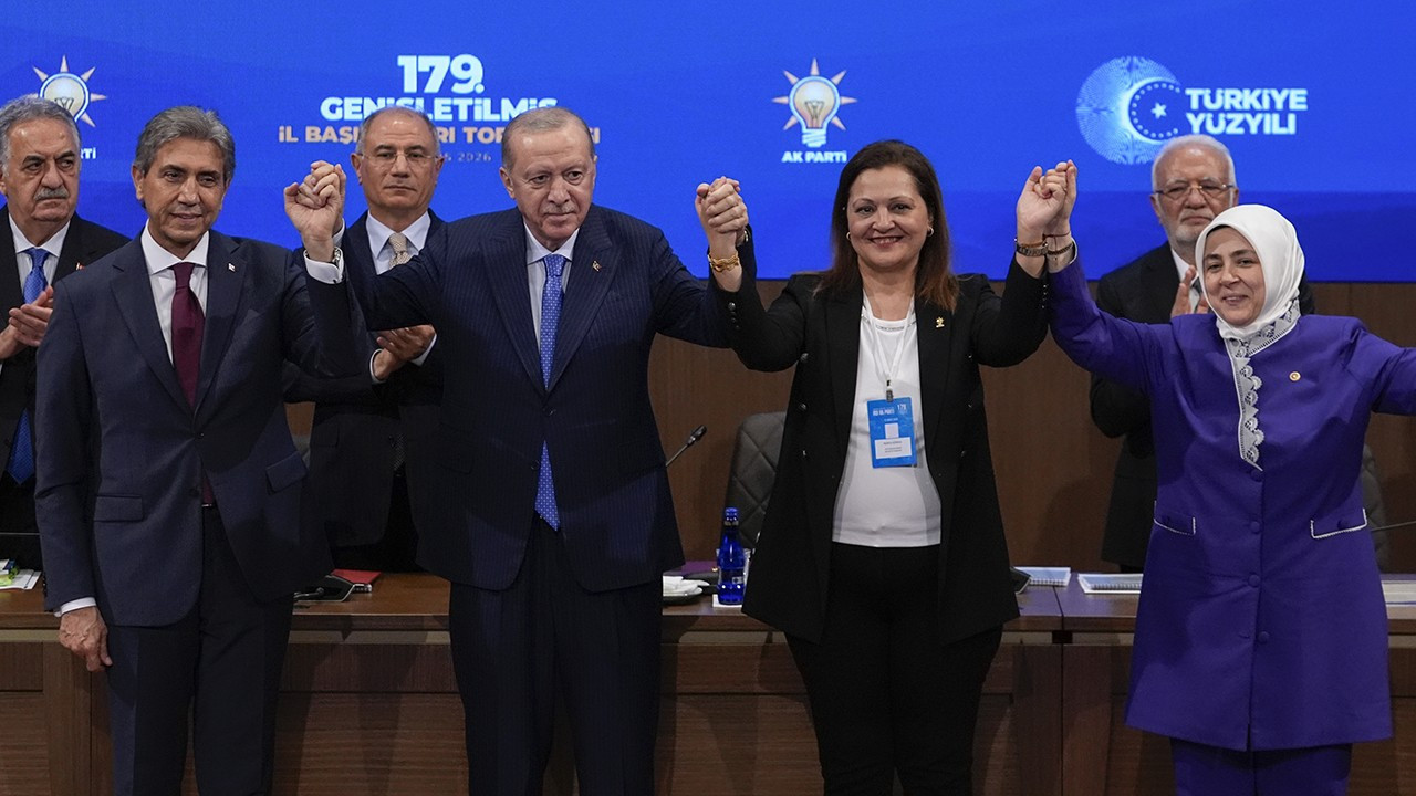 Afyonkarahisar Belediye Başkanı Burcu Köksal, AK Parti'ye katıldı. Köksal'ın rozetini