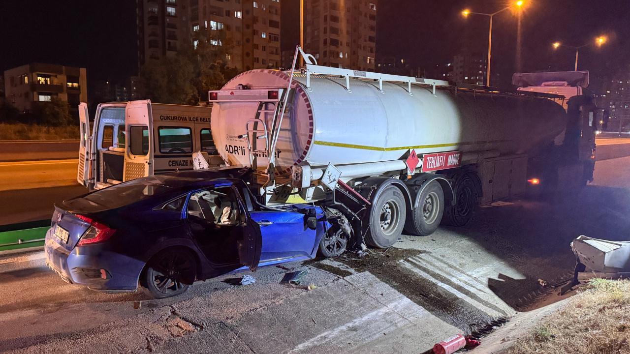 Adana'da akaryakıt yüklü tankere arkadan çarpan otomobilin sürücüsü hayatını kaybetti,