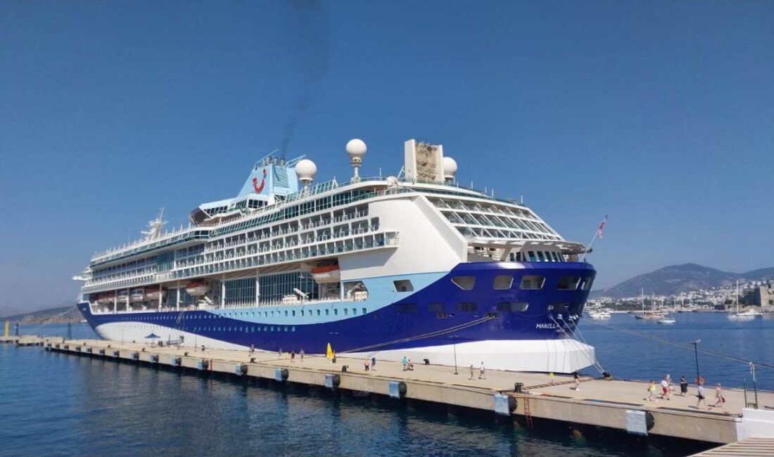 Yunanistan'ın Santorini Adası'ndan yola çıkan Malta bayraklı lüks kruvaziyer Marella