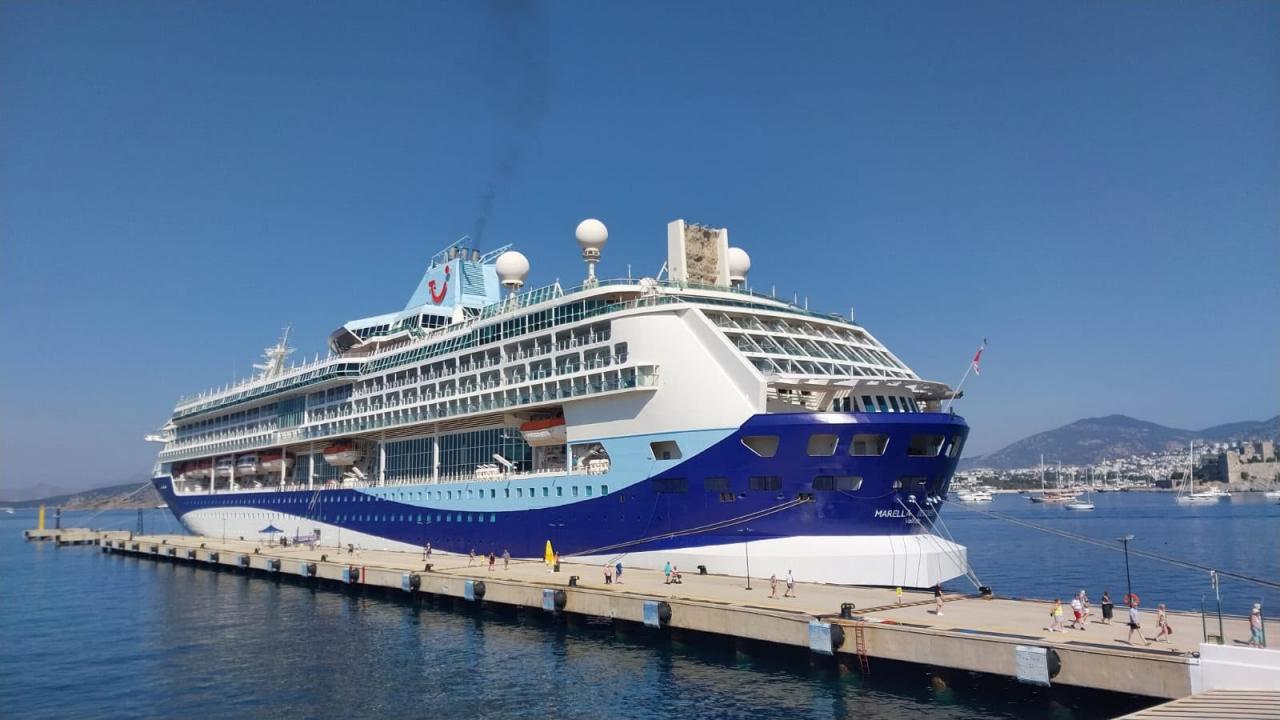 Yunanistan'ın Santorini Adası'ndan yola çıkan Malta bayraklı lüks kruvaziyer Marella