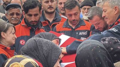 Eşi tabutuna son kez sarıldı, babası namazını kıldırdı: AFAD personeline
