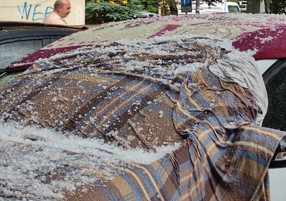 Ardahan’da etkili olan dolu yağışı, vatandaşlara zor anlar yaşattı. Aniden