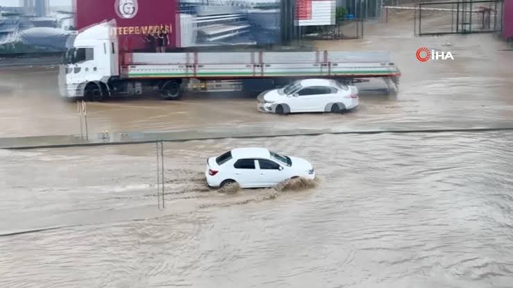 Patlamanın ardından cadde kısa sürede sular altında kalırken, yolda oluşan