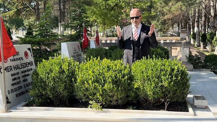 Dönemin Özel Kuvvetler Komutanı Aksakallı, Şehit Ömer Halisdemir’in kabrini ziyaret