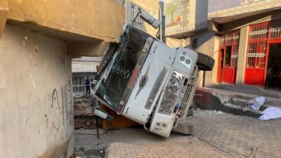 Şanlıurfa’nın Eyyübiye ilçesinde altyapı alışmaları sırasında freni boşalan kamyonun ezdiği