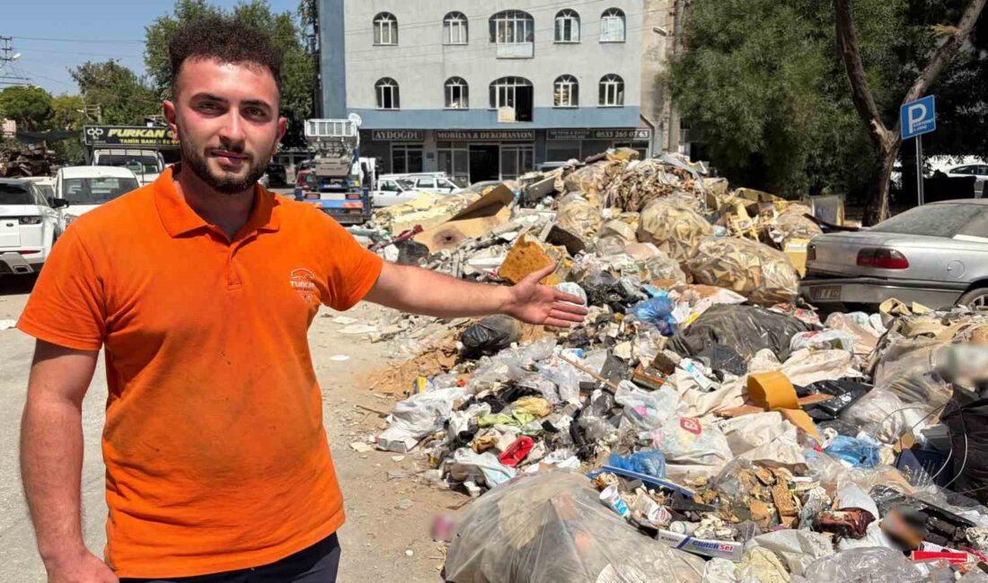  İzmir’de yol kenarına atılan çöp ve moloz yığınlarına vatandaşlar isyan