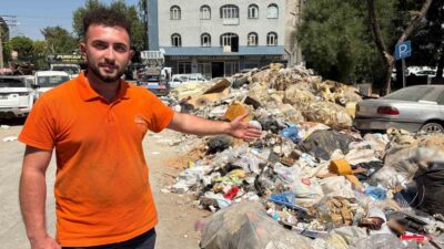  İzmir’de yol kenarına atılan çöp ve moloz yığınlarına vatandaşlar isyan