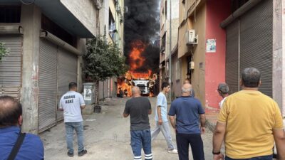 Adana’da kanalizasyon çalışması için sokakta bulunan vidanjör, ekiplerin çay içmek için