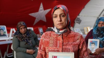 Diyarbakır’da, eski HDP İl Başkanlığı binası önünde oturma eyleminde olan