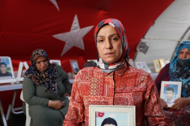 Diyarbakır’da, eski HDP İl Başkanlığı binası önünde oturma eyleminde olan