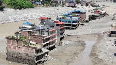 Nepal’in Çin sınırında meydana gelen taşkının yol açtığı sel felaketinde