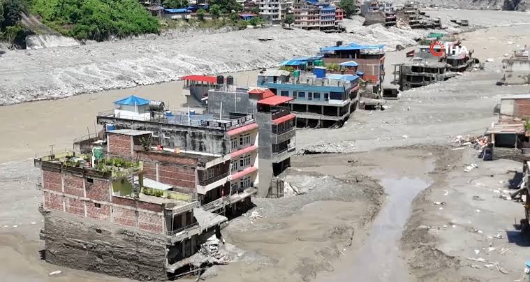 Nepal’in Çin sınırında meydana gelen taşkının yol açtığı sel felaketinde