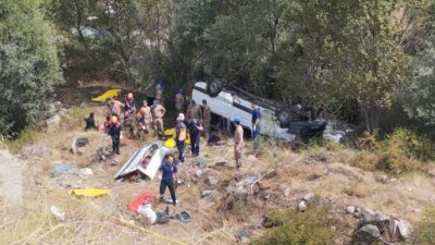 Sivas’ın Suşehri ilçesinde meydana gelen trafik kazasında yolcu minibüsü şarampole