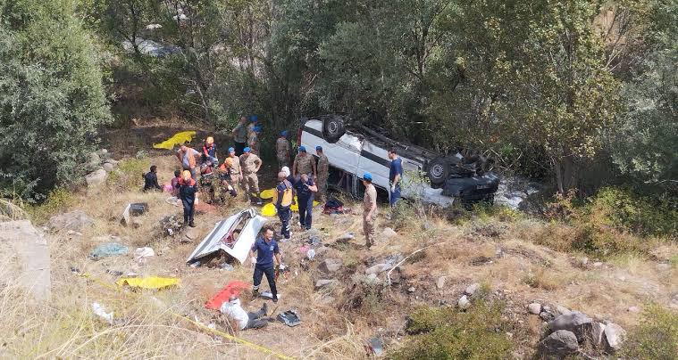 Sivas’ın Suşehri ilçesinde meydana gelen trafik kazasında yolcu minibüsü şarampole