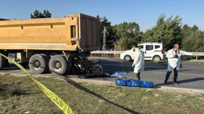 Sivas’ta meydana gelen kazada kamyona çarpan motosiklet sürücüsü hayatını kaybetti.