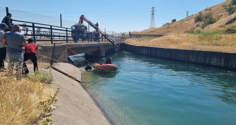 Diyarbakır’ın Eğil ilçesinde sürücüsünün direksiyon hakimiyetini kaybettiği otomobil sulama kanalına