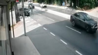 Pendik’te yaya geçidinde yayaya yol veren aracı fark etmeyen başka