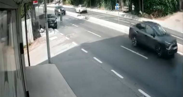 Pendik’te yaya geçidinde yayaya yol veren aracı fark etmeyen başka