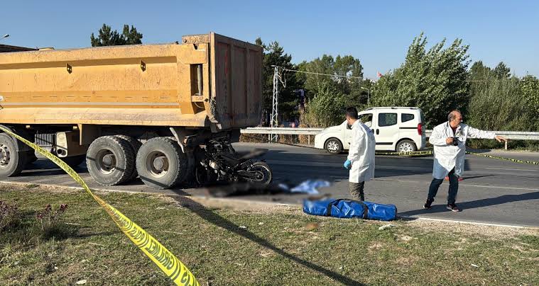 Sivas’ta meydana gelen kazada kamyona çarpan motosiklet sürücüsü hayatını kaybetti.