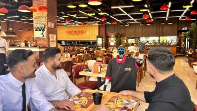Ankara’da bir restoranda görev yapan Fiko isimli robot garson, müşterilerin