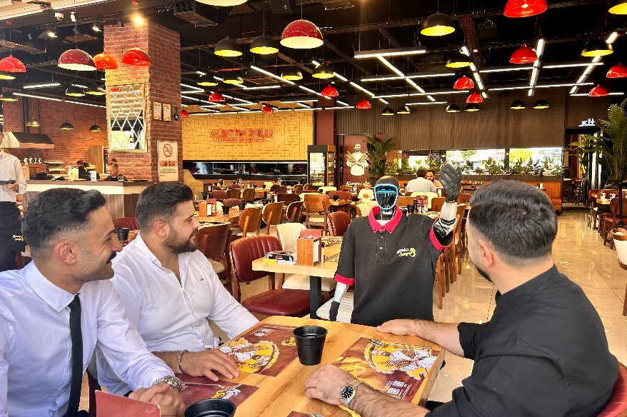 Ankara’da bir restoranda görev yapan Fiko isimli robot garson, müşterilerin
