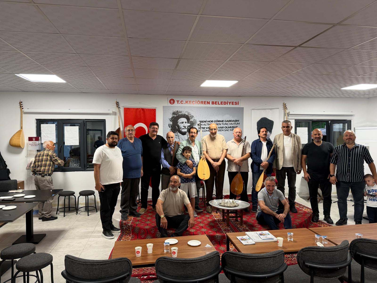 Keçiören Âşıklar Kıraathanesi’nde düzenlenen Âşıklar Gecesi’nde Türkiye’nin farklı yörelerinden gelen