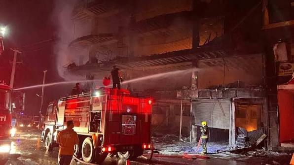 Mersin’in Mezitli ilçesinde 4 katlı mobilya imalat ve satış mağazasında