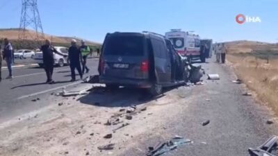 Şanlıurfa’nın Bozova ilçesinde hafif ticari aracın kamyona çarpması sonucu meydana