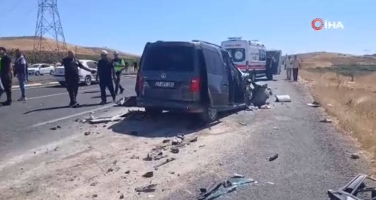 Şanlıurfa’nın Bozova ilçesinde hafif ticari aracın kamyona çarpması sonucu meydana