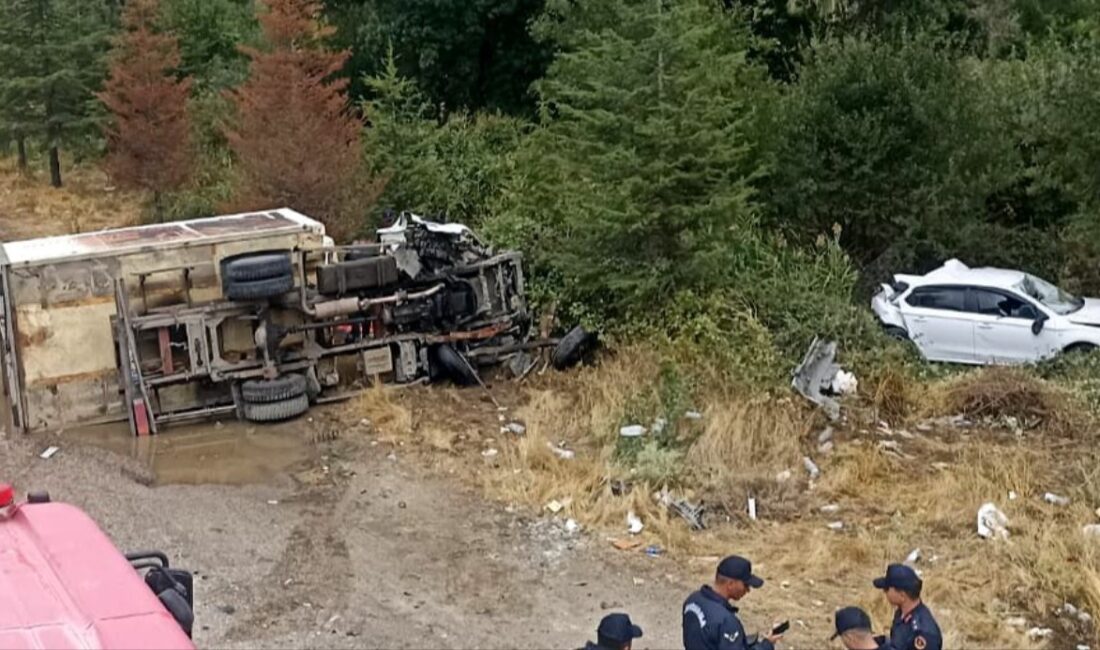 Uşak’ın Banaz ilçesinde kontrolden çıkan kamyonetin yol kenarında duraklayan otomobile