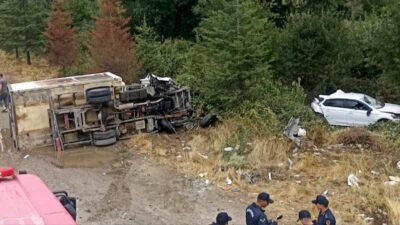 Uşak’ın Banaz ilçesinde kontrolden çıkan kamyonetin yol kenarında duraklayan otomobile