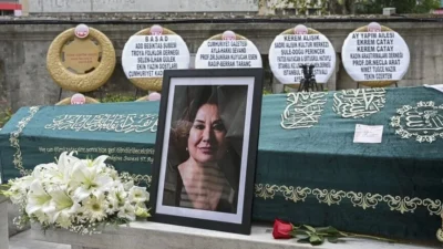 Kanser nedeniyle hayatını kaybeden usta oyuncu, seslendirme sanatçısı ve akademisyen