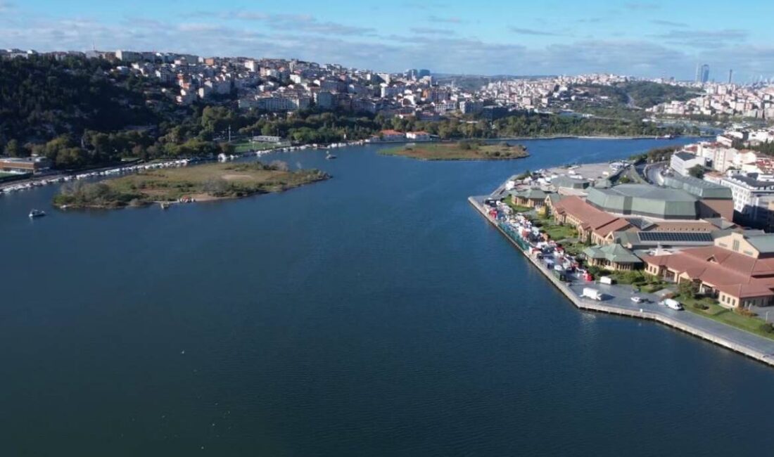 Eyüpsultan sahilinde günlerdir etkisini sürdüren ağır kokunun ardından Haliç’te suyun