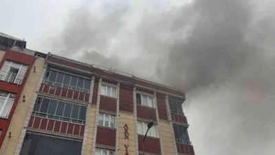 Arnavutköy’de 5 katlı bir binanın çatı katında çıkan yangın, rüzgarın
