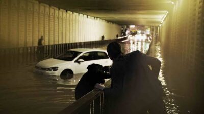 İstanbul Bahçelievler’de su basan alt geçitte aracında mahsur kalan kadın