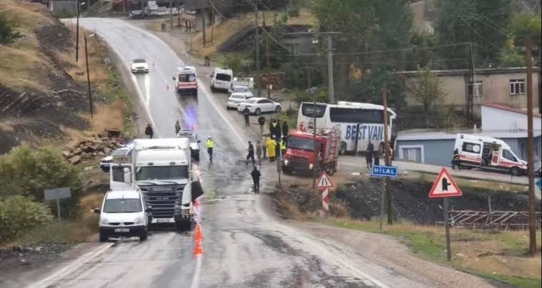 Şırnak’ın Uludere ilçesi Hilal beldesi girişinde yolcu otobüsü ile tırın