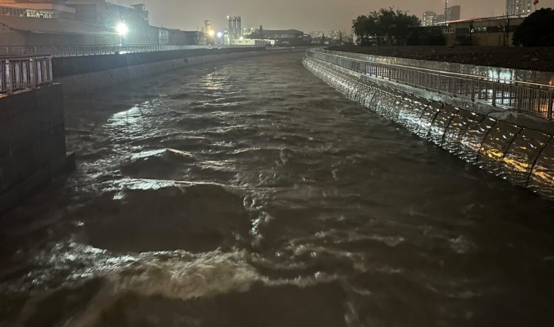 İstanbul’da etkili olan sağanak yağış nedeniyle Ayamama Deresi taşma noktasına